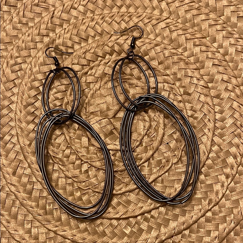 Chic Black Wire Hoop Earrings